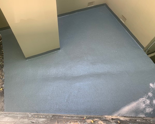 Outdoor concrete floor with waterproofing with smooth finish